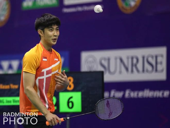 他在交易桌 他在交易桌